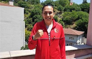 Milli boksör Elif Güneri üçüncü kez Avrupa Şampiyonu...