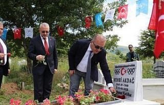 Milli güreşçi Akdağ, mezarı başında anıldı