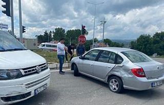 Minibüsle çarpışan otomobildeki 2 kişi yaralandı