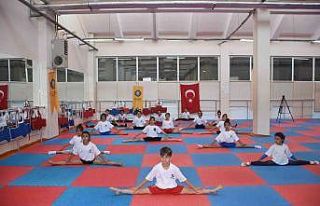 Minik cimnastikçiler milli sporcu olmak için çalışıyor
