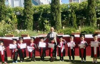 Minik çocukların mezuniyet coşkusu