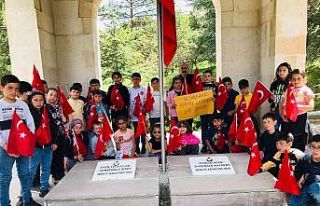 Minik öğrenciler 100. yılda Kocatepe’ye çıktı