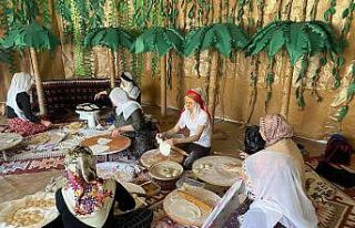 Minik öğrenciler hamur açıp börek yaptı