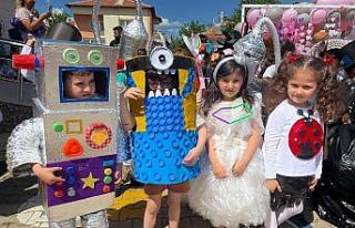 Minikler atık malzemelerle defile yaptılar