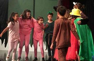 Minikler büyükleri güldürürken düşündürdü