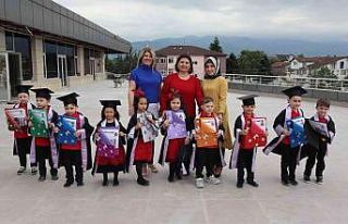 Minikler karnelerini başkan yardımcısından aldı