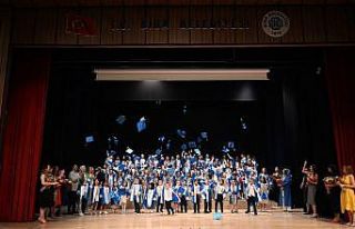 Minikler kep atarak mezun oldular