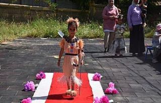 Miniklerden geri dönüşüm ürünleriyle kostüm...