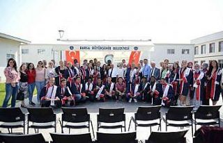 Misafir öğrenciler mezuniyet töreninde Türkçelerini...