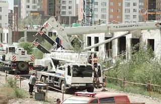 Moğolistan’da vinç devrildi: 2 ölü