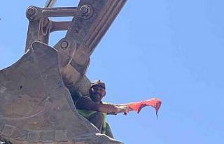 Molozlar arasından Türk bayrağını çıkardı,...