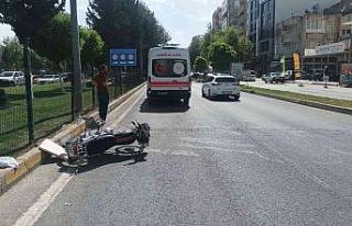 Motosiklet yayaya çarptı: 3 yaralı