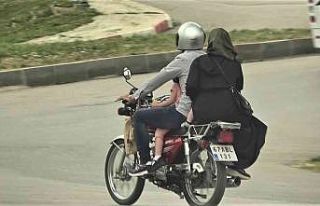 Motosiklete 4 kişi binen ailenin tehlikeli yolculuğu