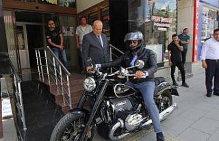 Motosikleti ile Bayburt’a gelen Eski Bakan Tüzmen,...