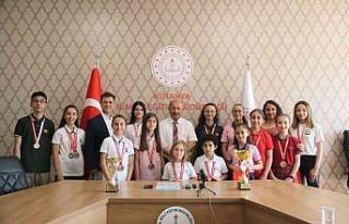 Müdür Başyiğit, dereceye giren Karate-Do öğrencilerini...