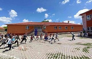 Müdür ve öğrencilerin duygulandıran kucaklaşması