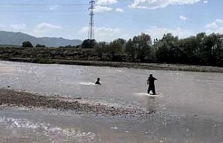 Murat Nehri’nde mahsur kalan çocuğun yardımına...