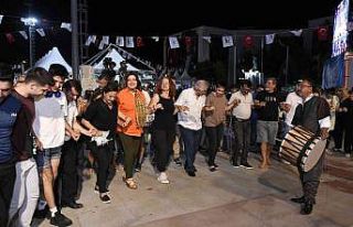 Muratpaşa’daki Güneydoğu Anadolu Gecesinde halaylar...