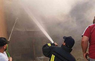 Musluk hortumu ile itfaiyeye destek verdi