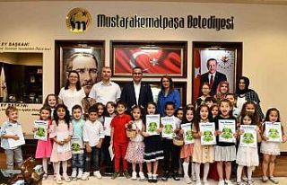 Mustafakemalpaşalı çocuklar atıklardan çilek...