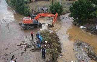 Nazilli Belediyesi sel felaketinin yaşandığı bölgelerde...