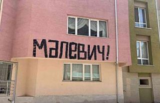 Nerdeyse bütün binalarda aynı yazı yazıyor