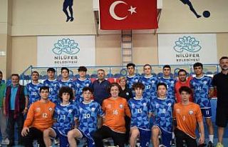 Nilüfer hentbol altyapı takımları kupayla döndü