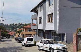 Oğluna kızıp eşini ve gelinini silahla yaralayan...