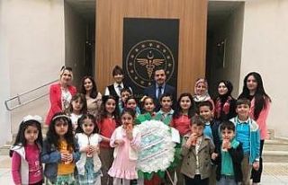 Öğrenciler maskelerden çiçek yaptı