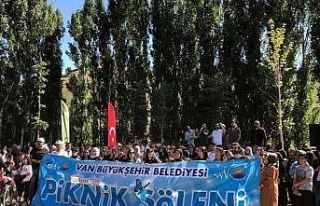 Öğrenciler Muradiye Şelalesi gezisinde doyasıya...