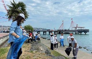 Öğrenciler sahil temizliği yaptı