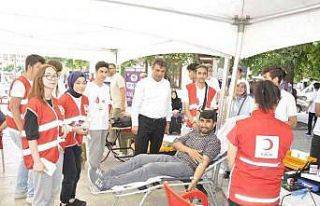Öğrenciler vatandaşları kan bağışı yapmaya...