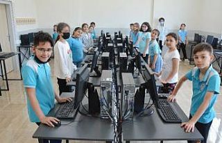 Öğrencilere karne hediyesi: 33 bilgisayar laboratuvarı