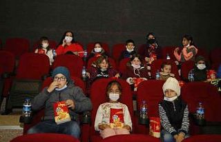 Öğrencilere karne hediyesi “sinema”