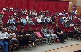 Öğrencilerin İngilizce tiyatrosu velileri mest...