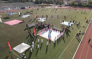 Öğrencilerin ürettiği el sanatları ve resim çalışmaları...