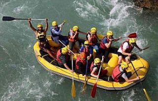 Öğretmen ve öğrenciler, Munzur Nehri’nde rafting...