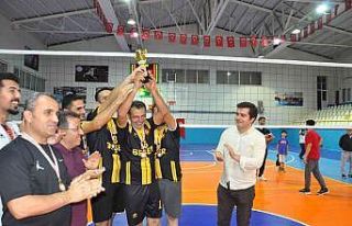 Öğretmenler arası voleybol turnuvasında kupa sahibini...