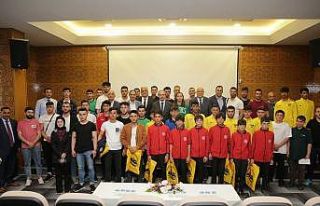 Okul sporlarında başarı elde eden öğrenciler...