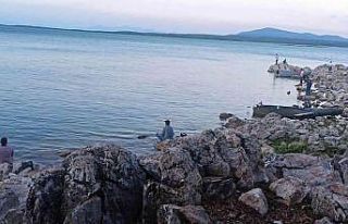 Olta tutkunları sudak balığı yarışmasında bir...