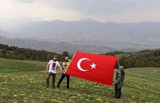 Oltu doğa severler Kırdağ’da Türk Bayrağı...