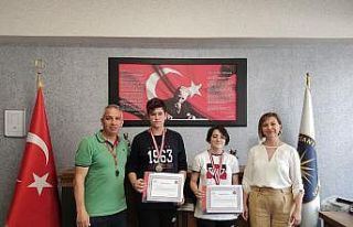 Ortaokul öğrencilerinden yüzme başarısı