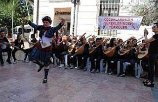 Ortaokul öğrencilerinin mini konseri sokağı şenlendirdi