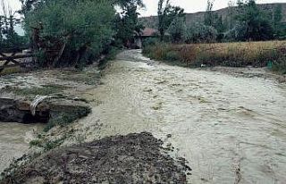 Osmancık’ta dere yatağı taştı, 5 ev tedbir...