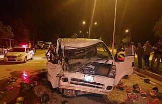 Osmaneli’de kamyonet kaza yaptı, karpuzlar yola...