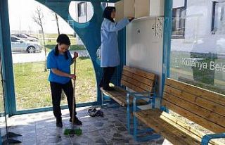 Otobüs duraklarında temizlik çalışması