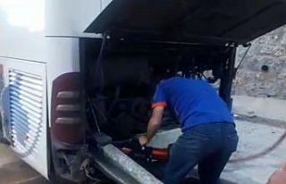 Otobüsün önünden giren bariyer arkasından çıktı