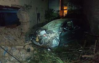 Otomobil evin duvarına daldı: 1 ölü