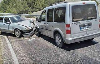 Otomobil ile hafif ticari araç kafa kafaya çarpıştı:...
