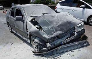 Otomobil kırmızı ışıkta bekleyen araca çarptı:...